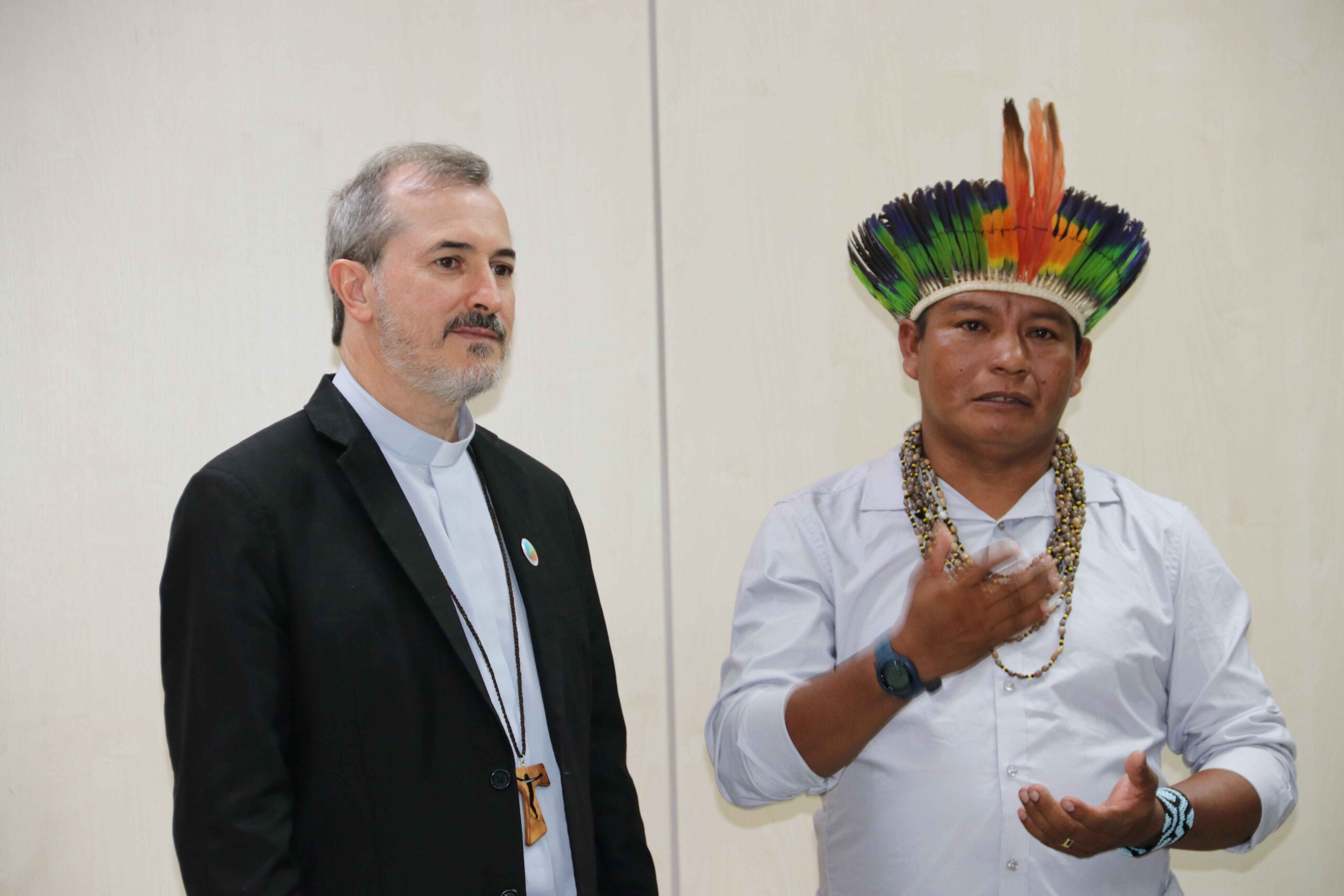 Dom Vicente Ferreira e o cacique Dadá Borari, da Terra Indígena Maró, no estado do Pará