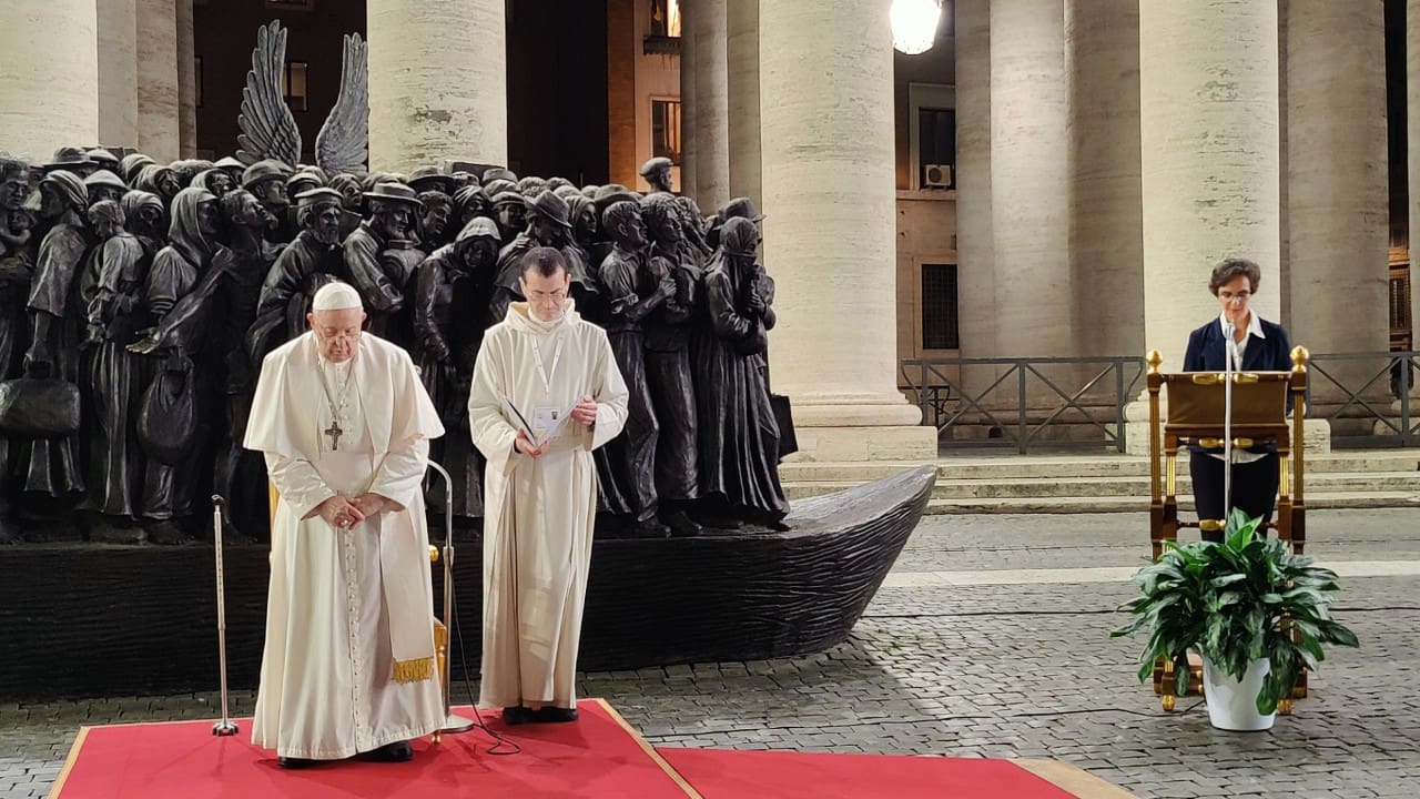 2019: Papa Francisco na inauguração da escultura que representa um grupo de migrantes de várias culturas e de diferentes épocas históricas, no Vaticano | Foto: Vatican Media