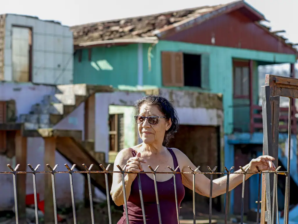 Roca Sales (RS), 22/06/2024 - Maria Sirlei Vargas em frente a casa, após enchente que atingiu toda a região. Foto: Bruno Peres/Agência Brasil