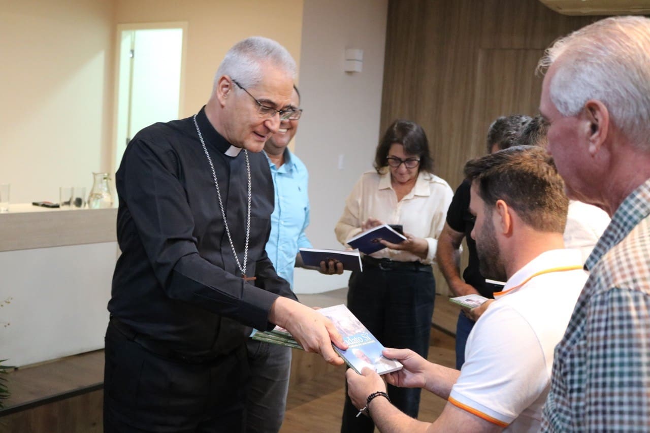 Dom Lauro entrega a cada líder municipal uma cópia da Encíclica "Laudato Si’"  | Foto: Arquivo Diocese de Colatina